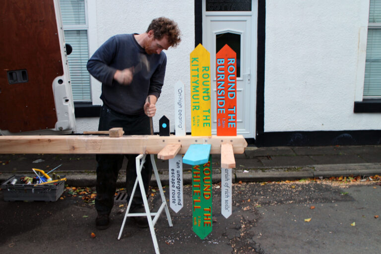sign install small 768x512